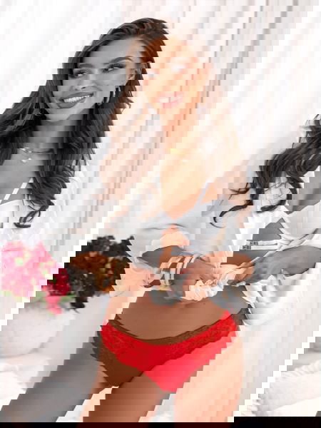 Malinowe koronkowe stringi...