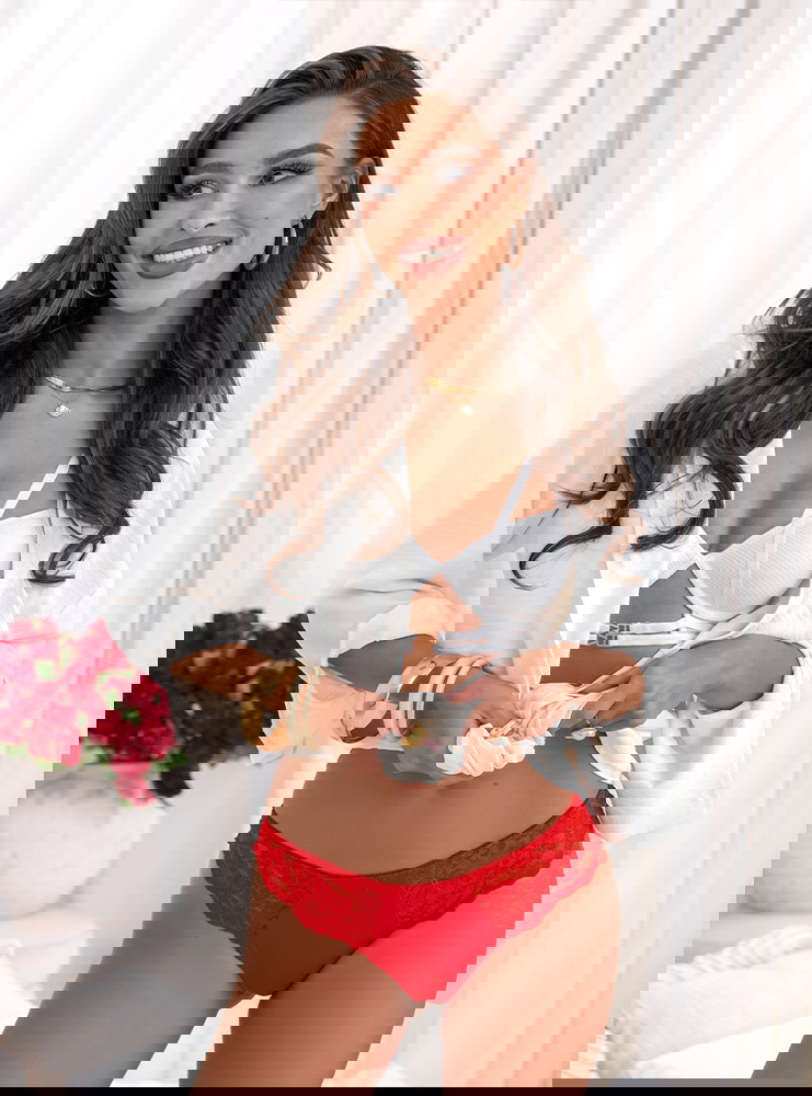 Malinowe koronkowe stringi Asseia