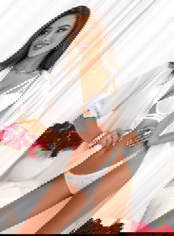 Białe koronkowe majtki z ozdobnymi...