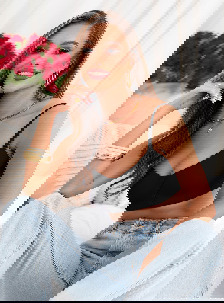 Czarny bezszwowy stanik zapinany na...