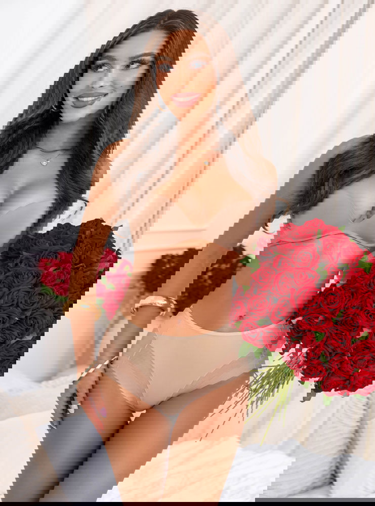 Beżowe modelujące majtki z siateczką...