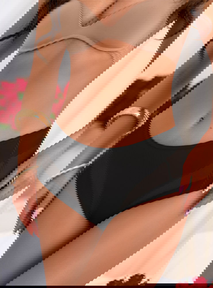 Czarne modelujące majtki z siateczką...