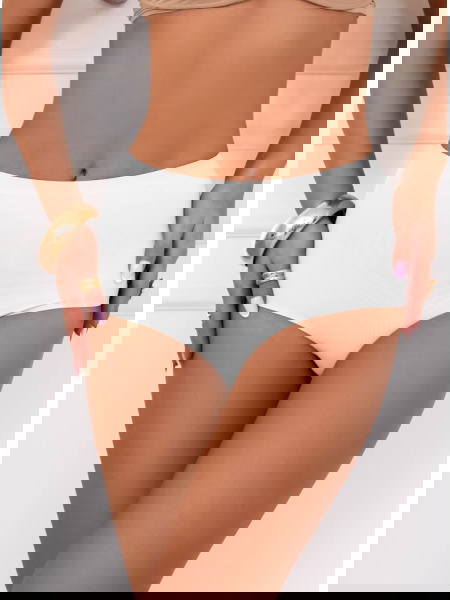 Białe gładkie majtki...