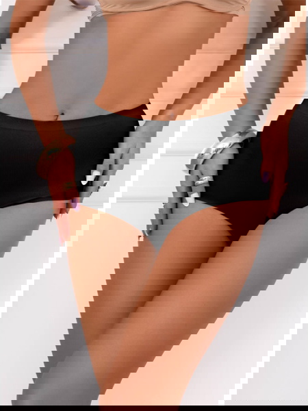 Czarne gładkie majtki...