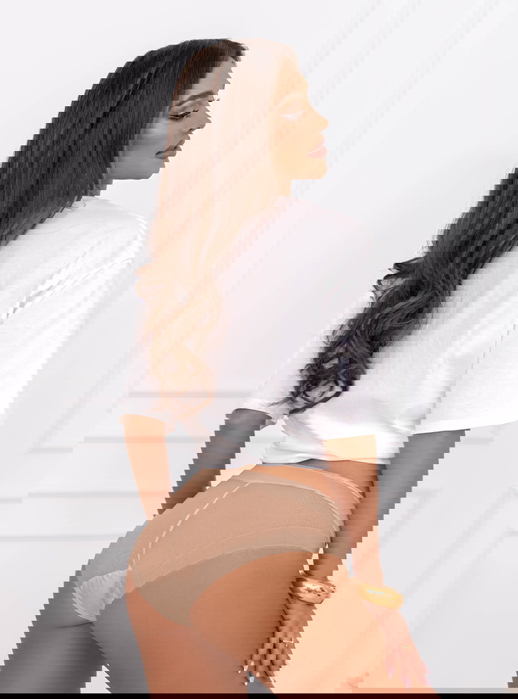 Beżowe majtki modelujące z siateczką...