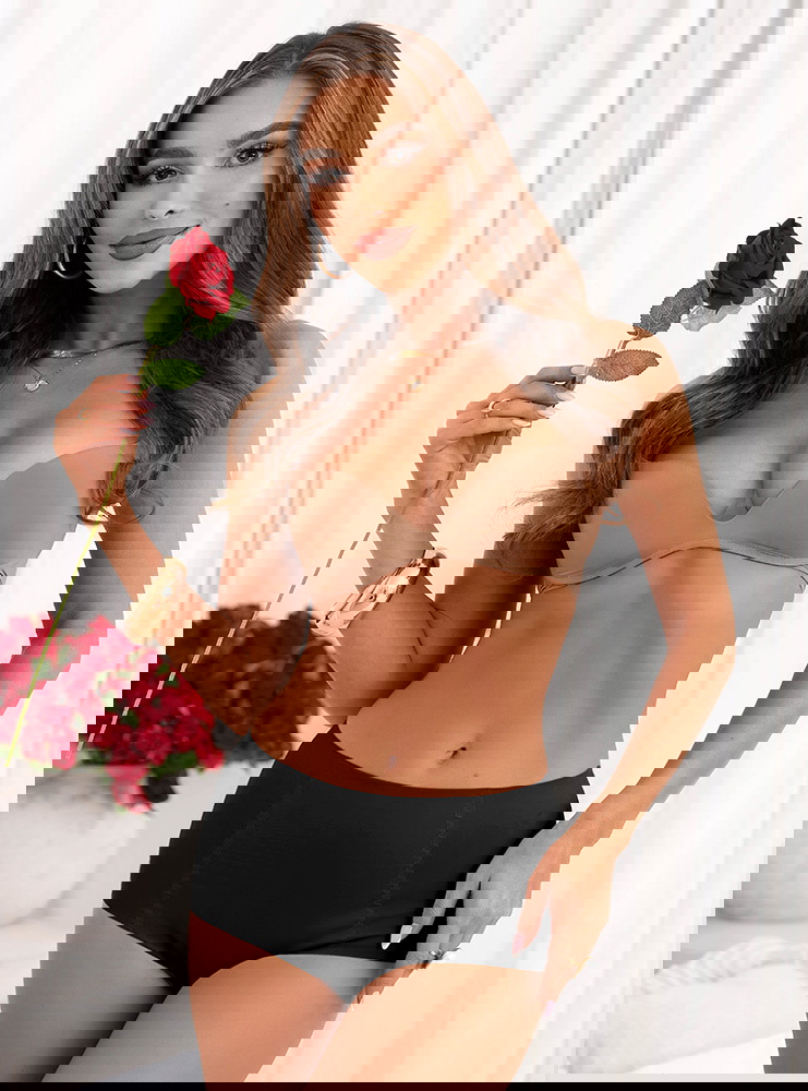 Czarne gładkie majtki modelujące...