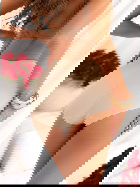 Beżowe gładkie majtki...