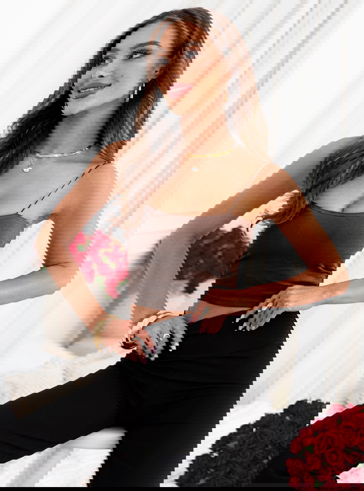 Czekoladowy biustonosz typu crop top...