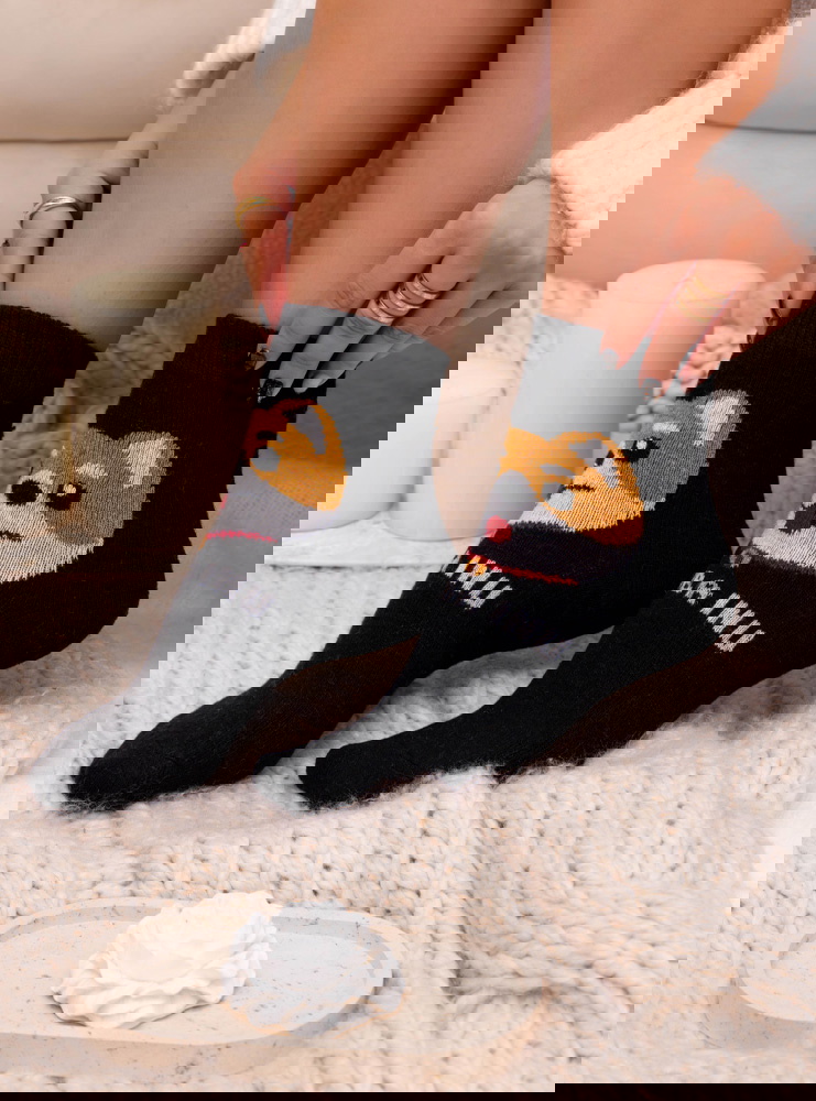 Czarne skarpetki z ozdobnym wzorem...