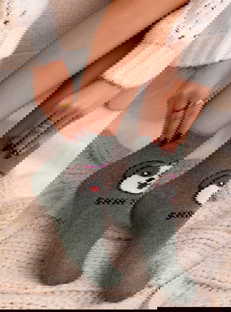 Zielone skarpetki z ozdobnym wzorem...