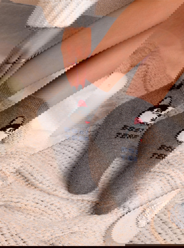 Szare skarpetki z ozdobnym wzorem...