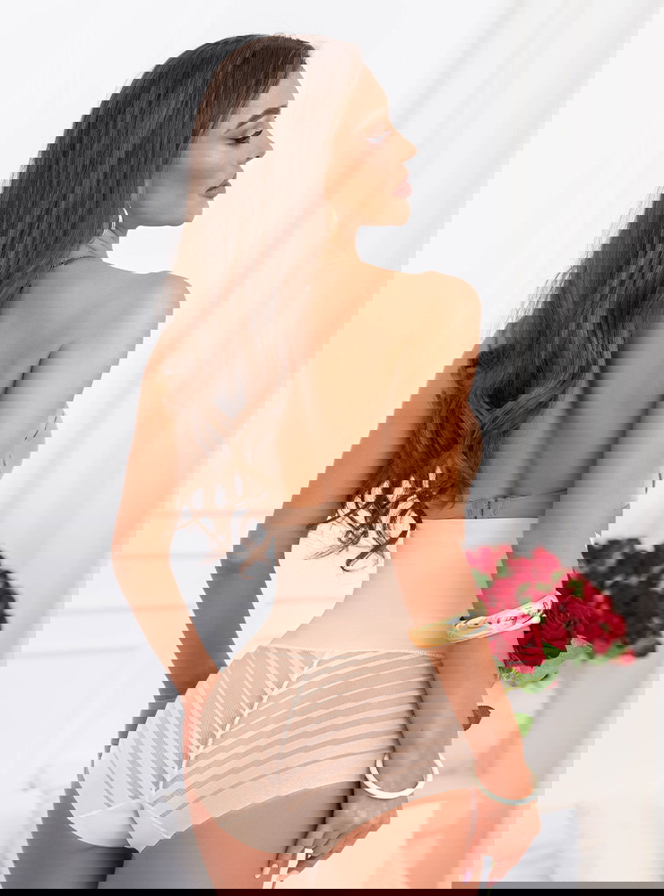 Beżowe majtki modelujące z siateczką...