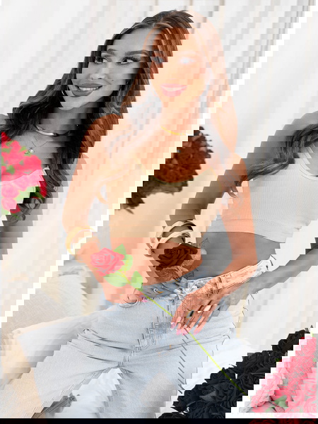 Beżowy stanik typu crop top...