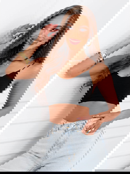 Czarny stanik typu crop top...