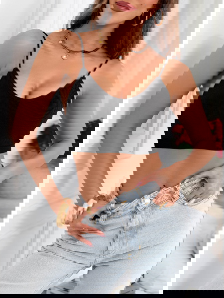 Czarny stanik typu crop top... 2