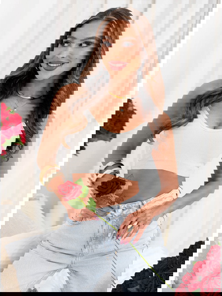 Biały stanik typu crop top... 2