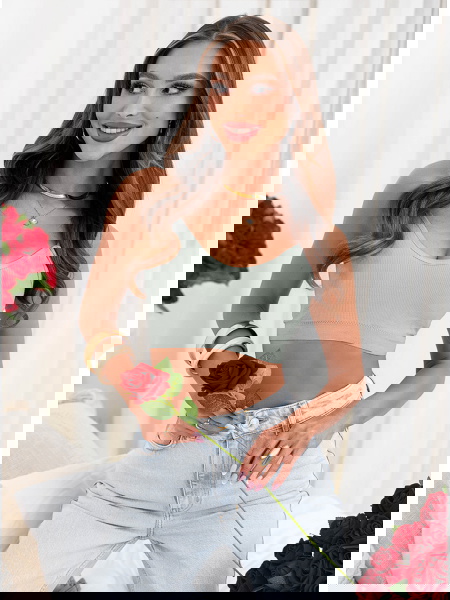 Szary stanik typu crop top...