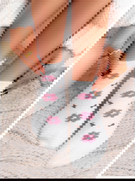 Białe skarpetki z ozdobnym...