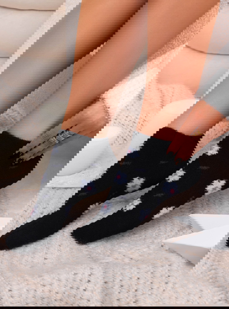 Czarne skarpetki z ozdobnym wzorem...