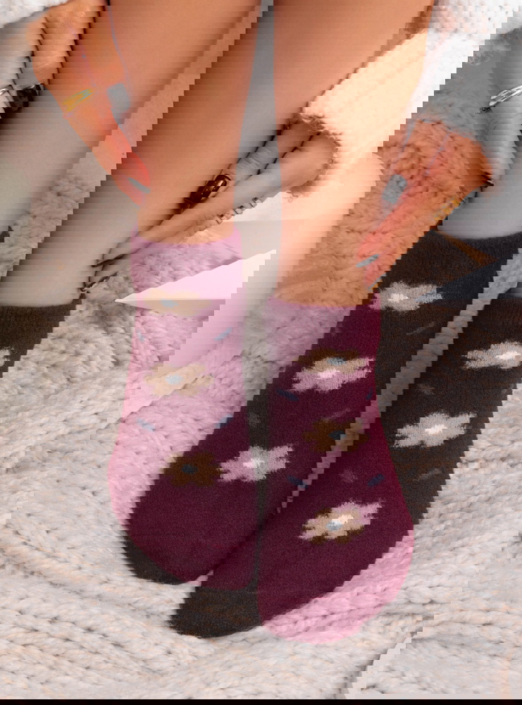 Bordowe skarpetki z ozdobnym wzorem...