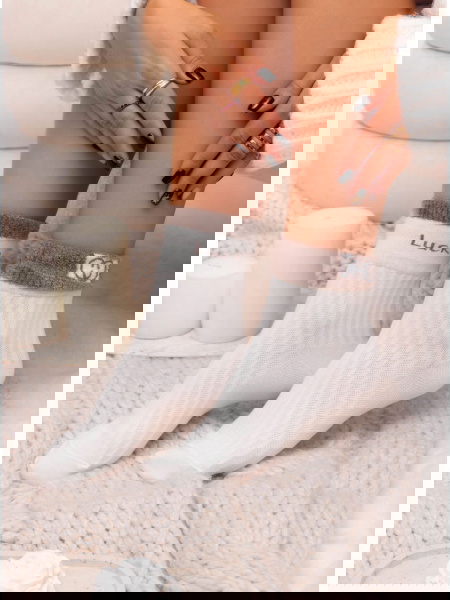 Białe skarpetki z ozdobnym...