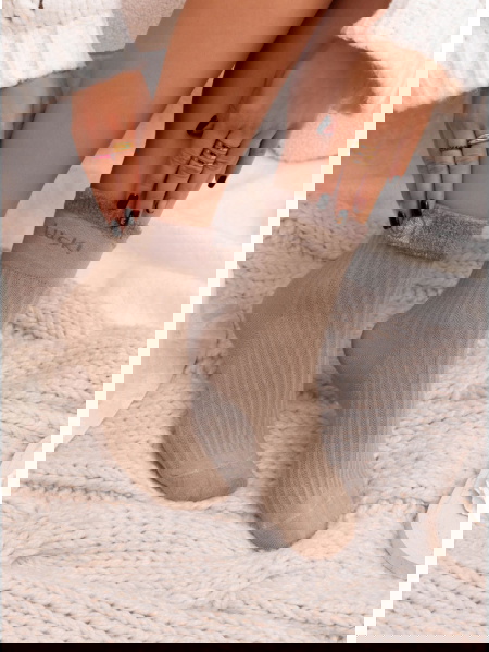 Beżowe skarpetki z ozdobnym...