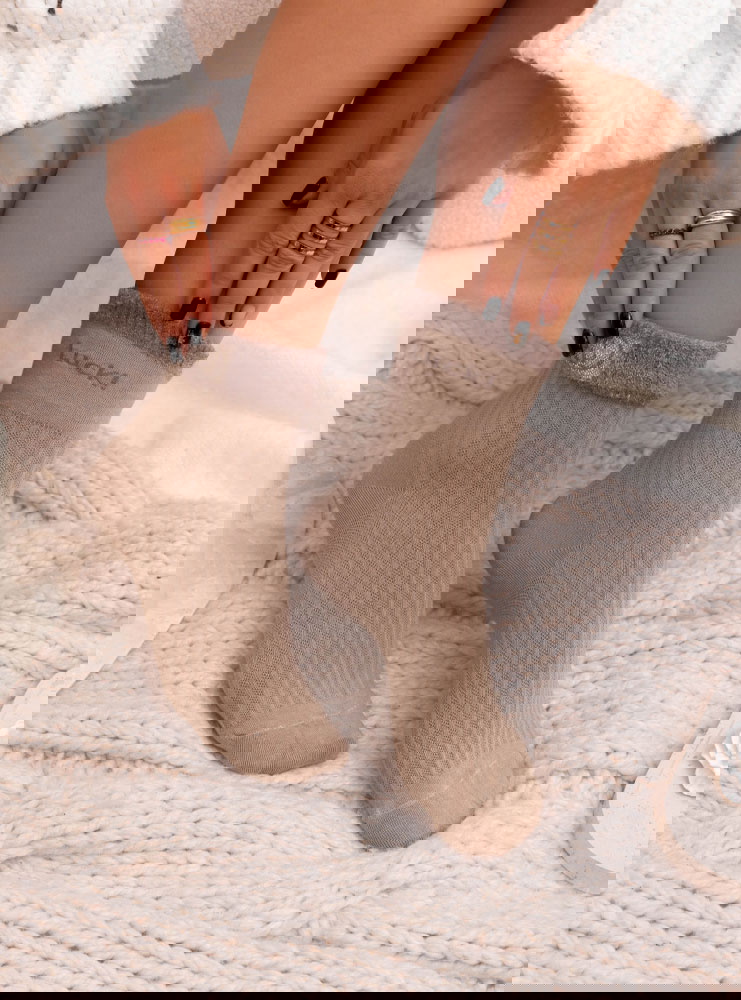 Beżowe skarpetki z ozdobnym napisem...