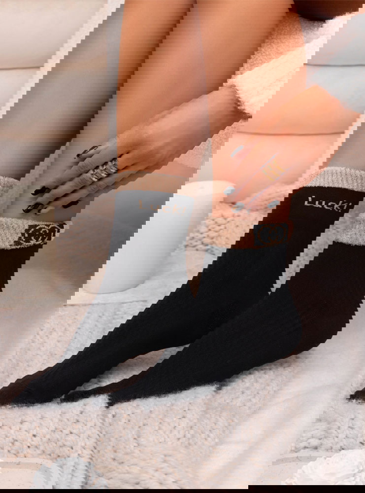 Czarne skarpetki z ozdobnym napisem...