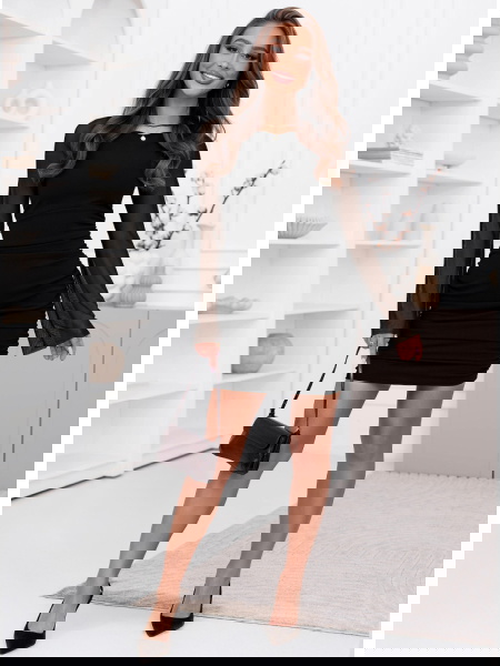 Czarna dopasowana sukienka... 2