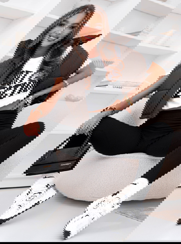 Czarne prążkowane dopasowane legginsy...