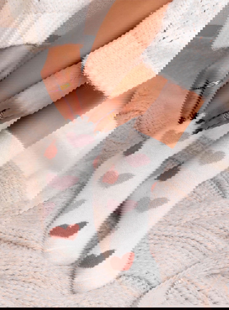 Białe skarpetki z ozdobnym wzorem...