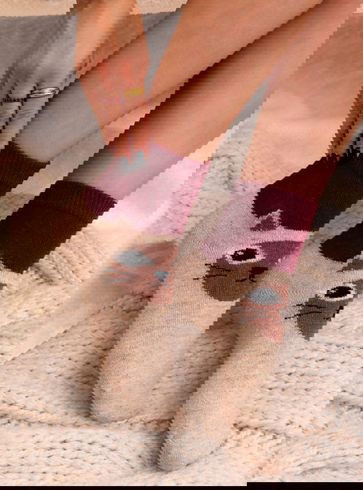 Beżowe skarpetki z ozdobnym wzorem...