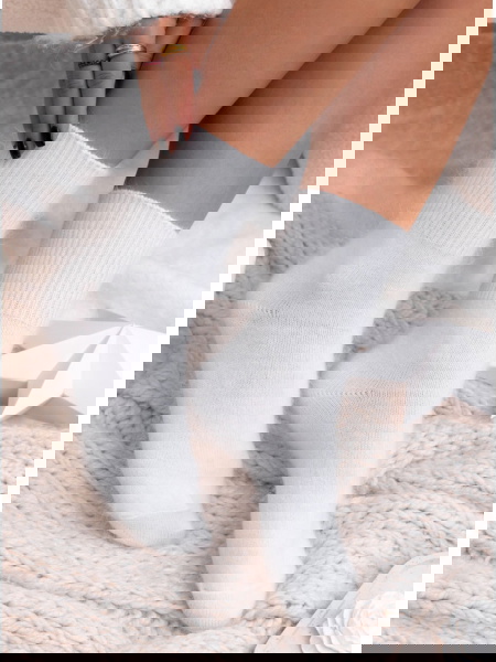 Białe miękkie skarpetki...