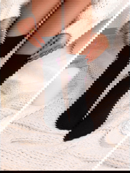 Czarne skarpetki z ozdobnym... 2