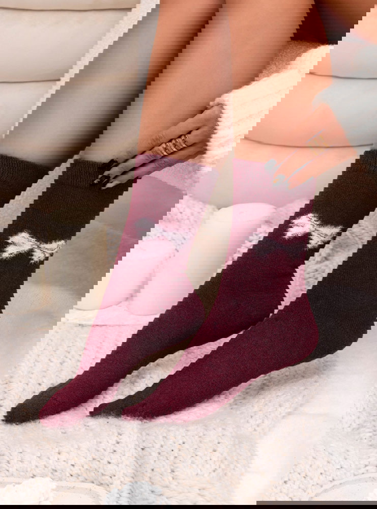 Bordowe skarpetki z ozdobnym motywem...