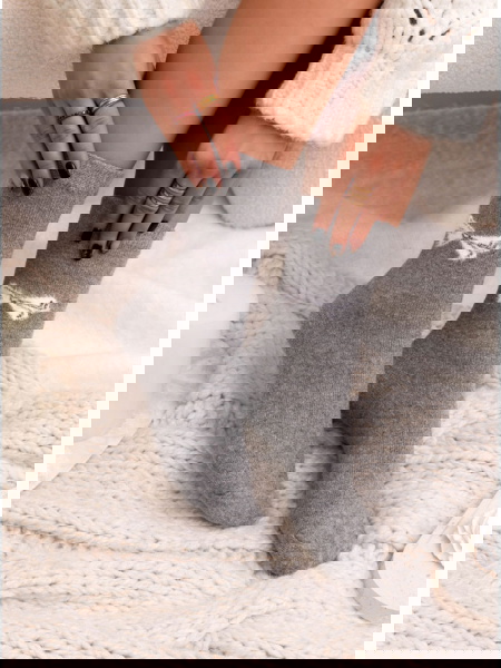 Szare skarpetki z ozdobnym...