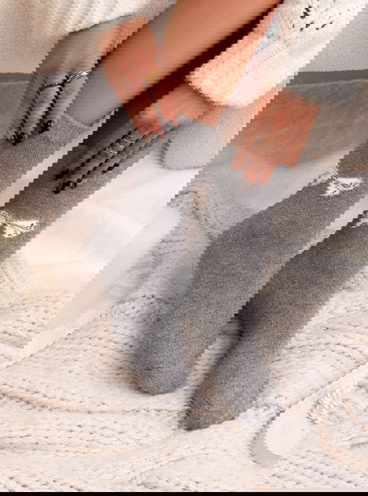 Szare skarpetki z ozdobnym motywem...