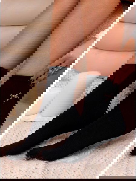 Czarne skarpetki z kokardką...