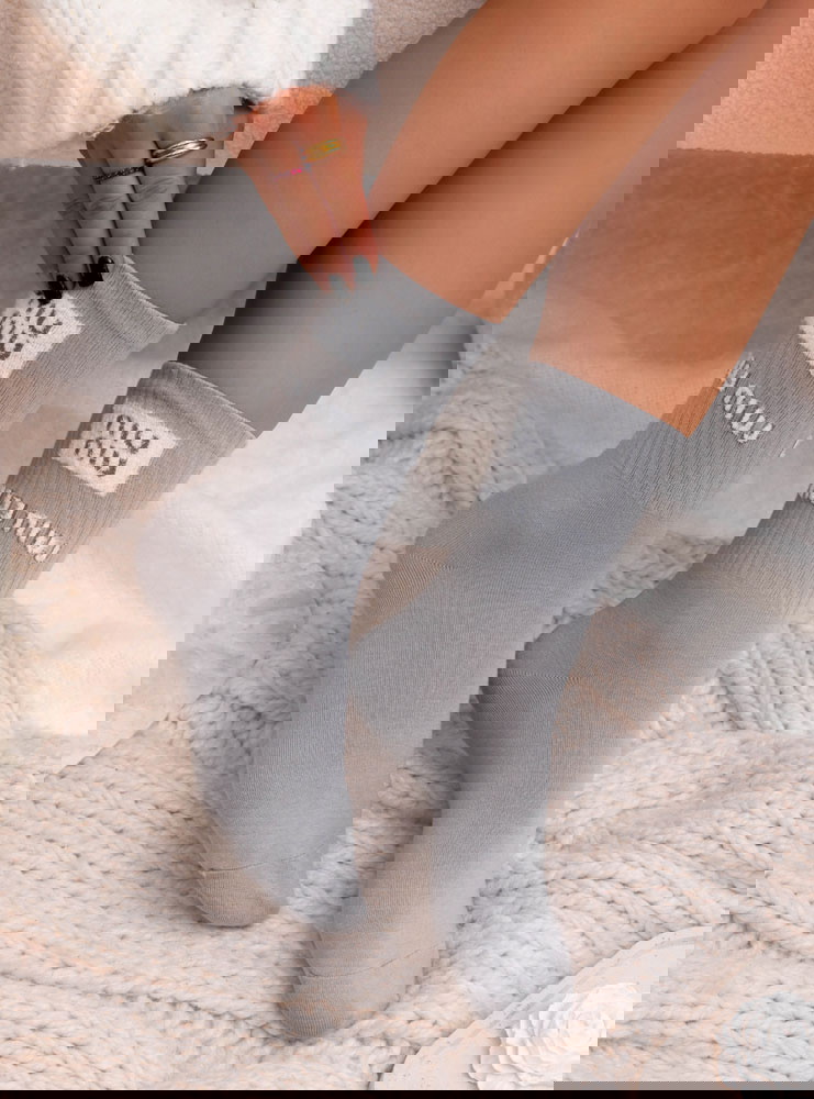 Szare skarpetki z ozdobnym wzorem...