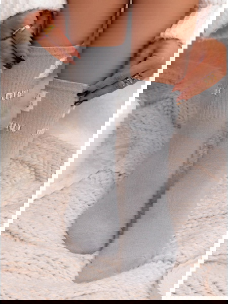 Szare skarpetki z ozdobnym... 2