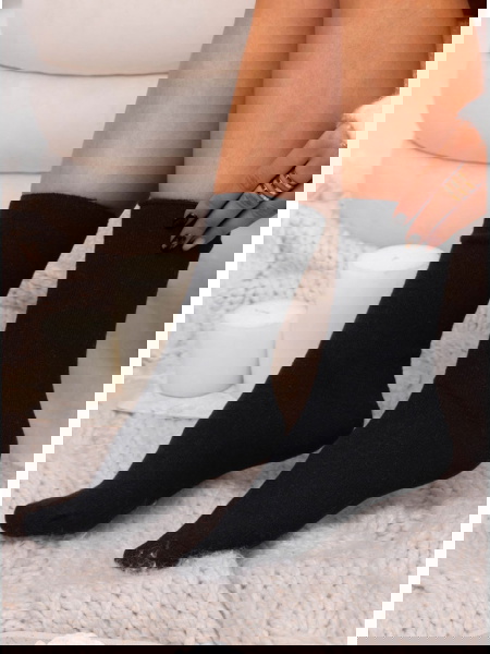 Czarne długie skarpetki...