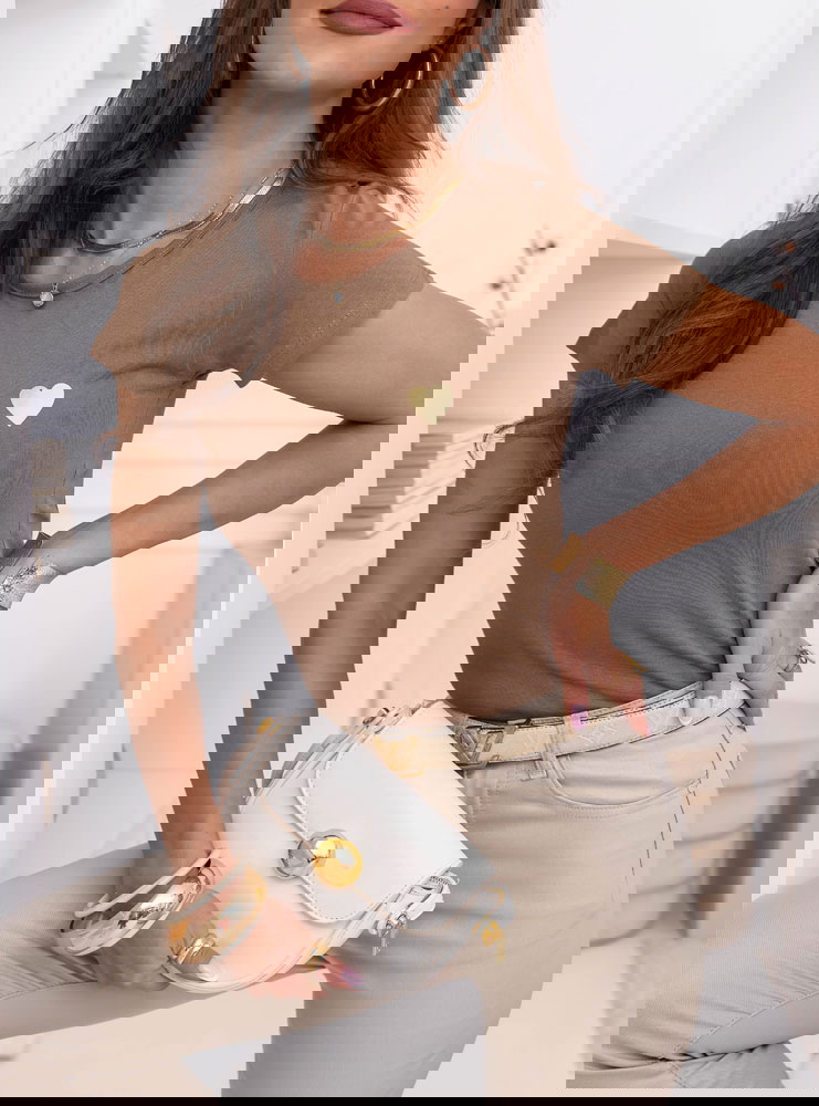 Ciemnobeżowa koszulka na krótki rękaw...