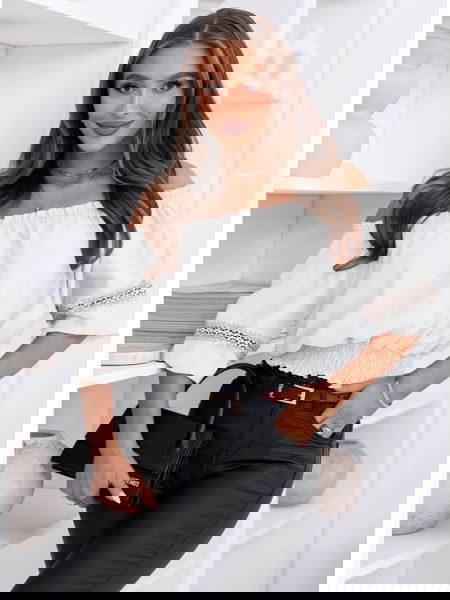 Biała bluzka typu hiszpanka...