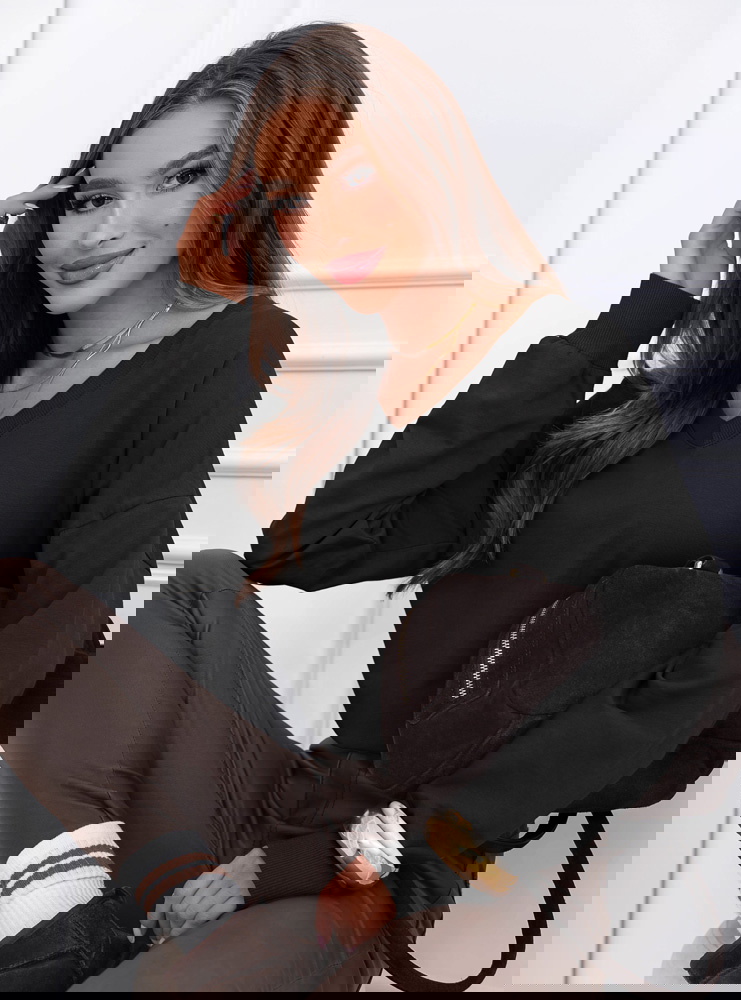 Czarna bluza oversize z dekoltem w...