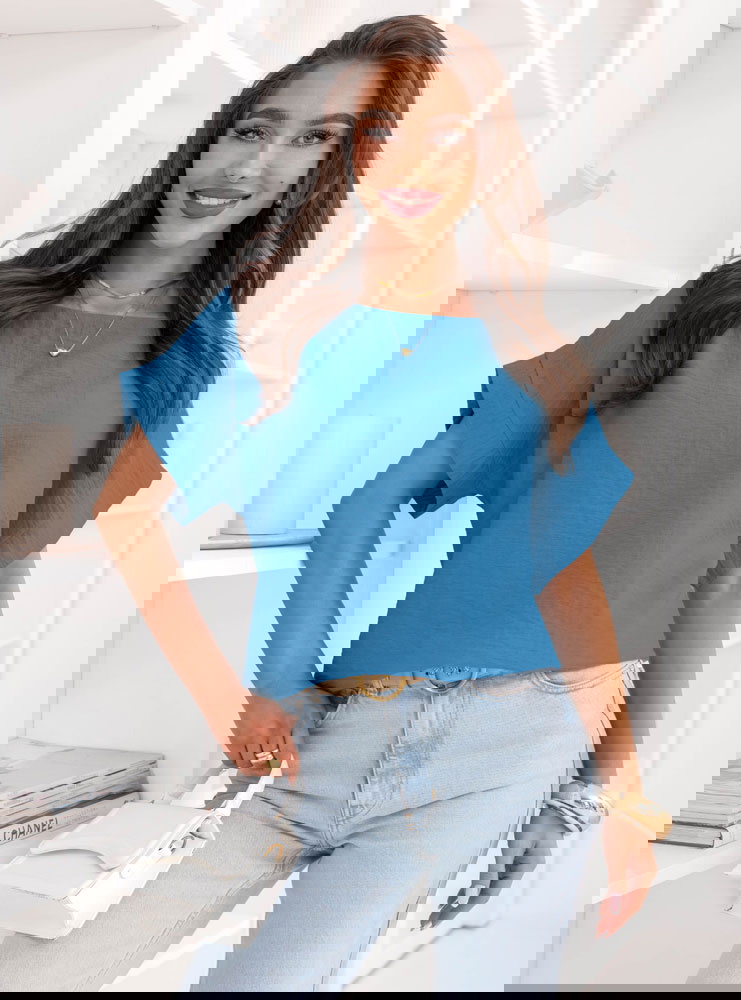 Niebieska bluzka z krótkim rękawem...