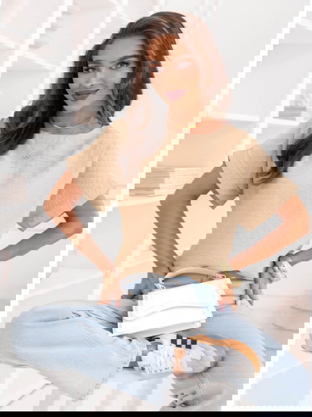 Beżowa bluzka z krótkim...