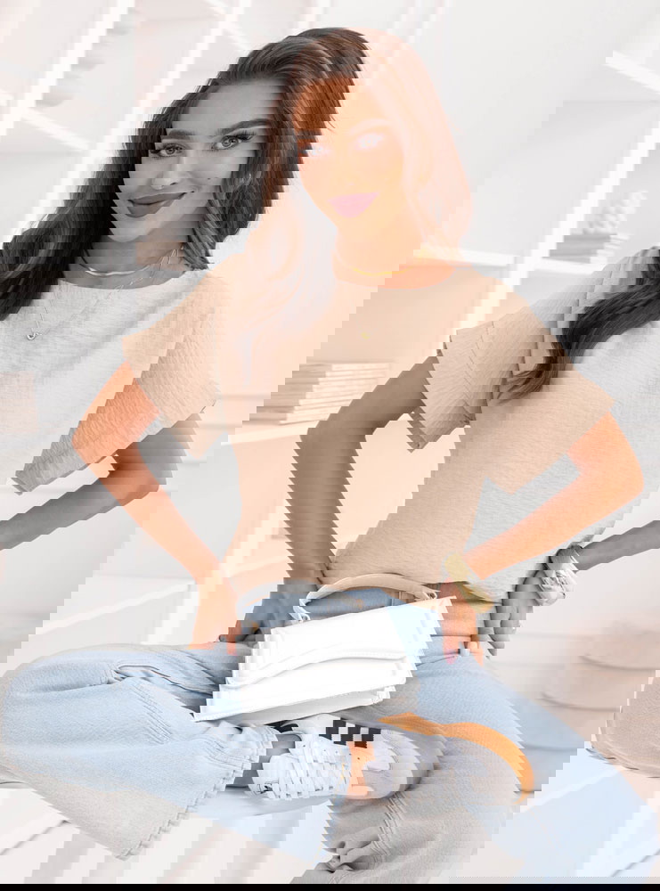 Jasnobeżowa bluzka z krótkim rękawem...