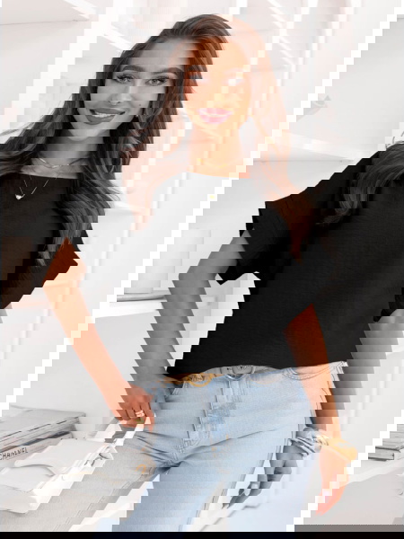 Czarna bluzka z krótkim...