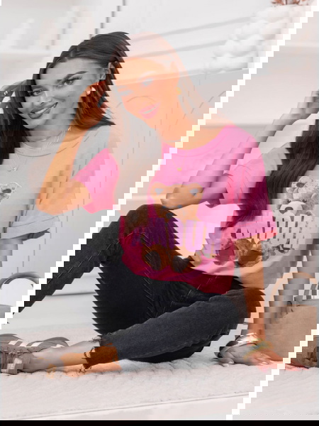 Różowa bluzka z ozdobnym...