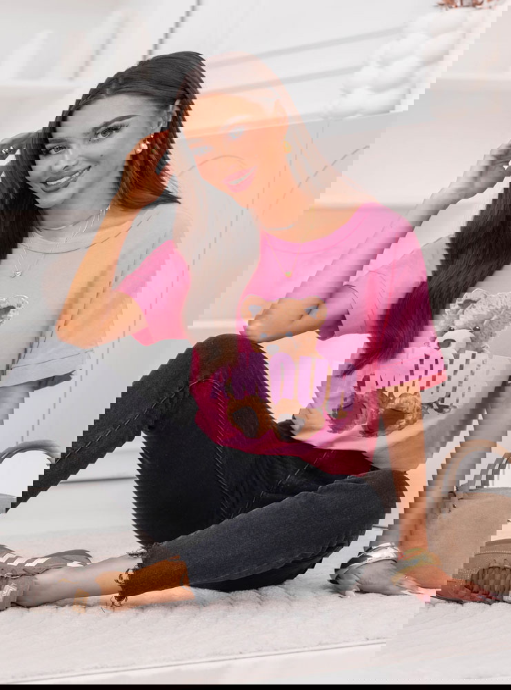 Różowa bluzka z ozdobnym nadrukiem...